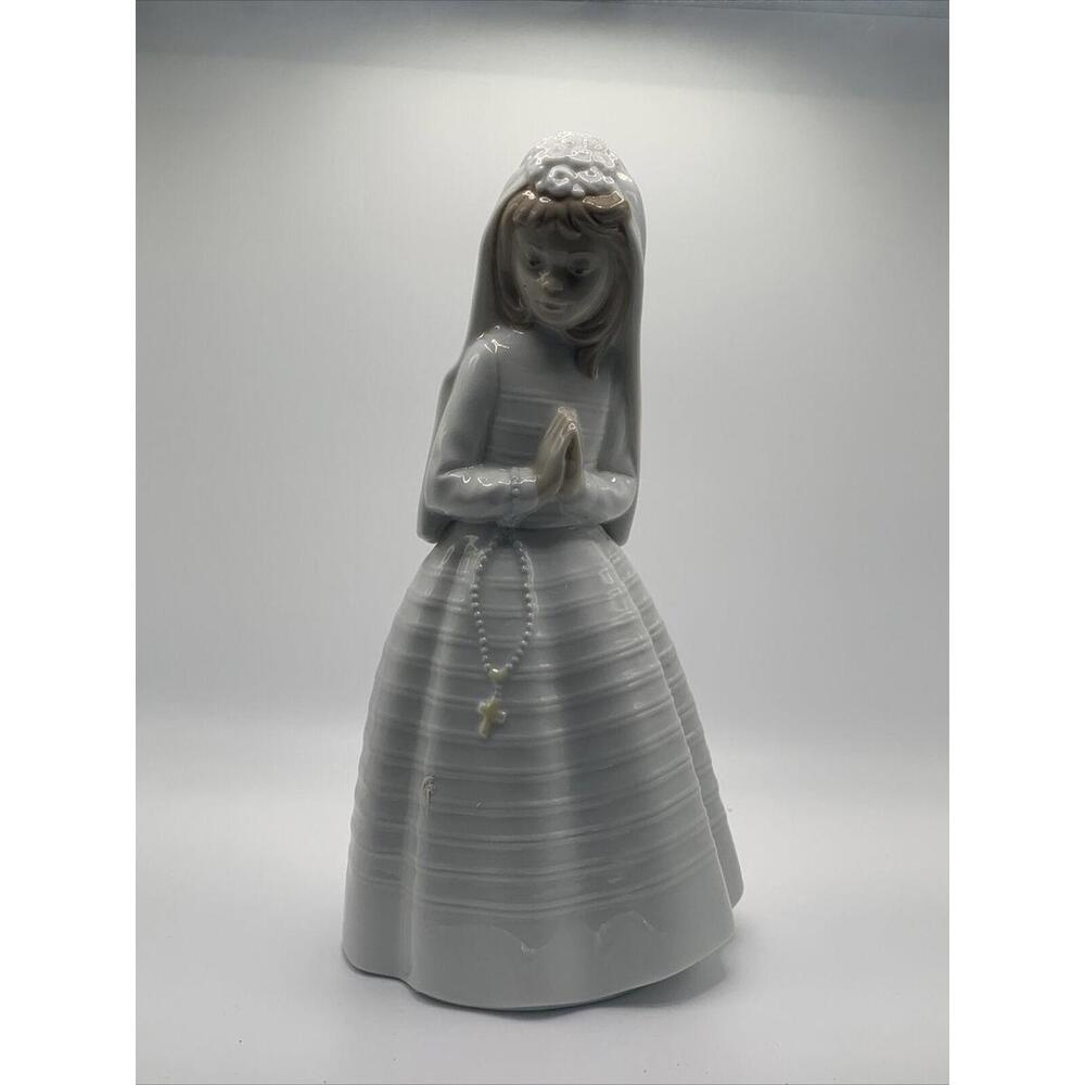 NAO Lladro Figurine, Girl Praying First Communion Beautiful Retired Statue